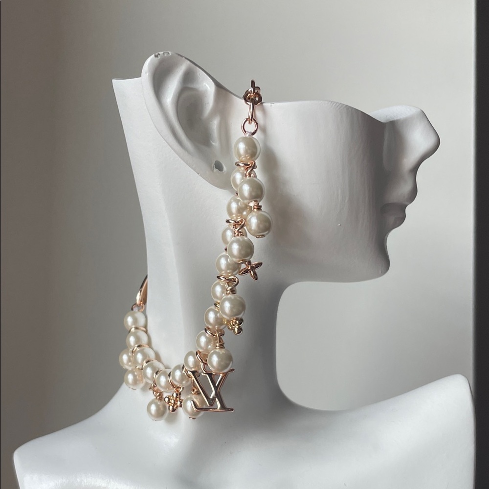 LV like Cream Pearl Necklace with rose Gold LV Charm